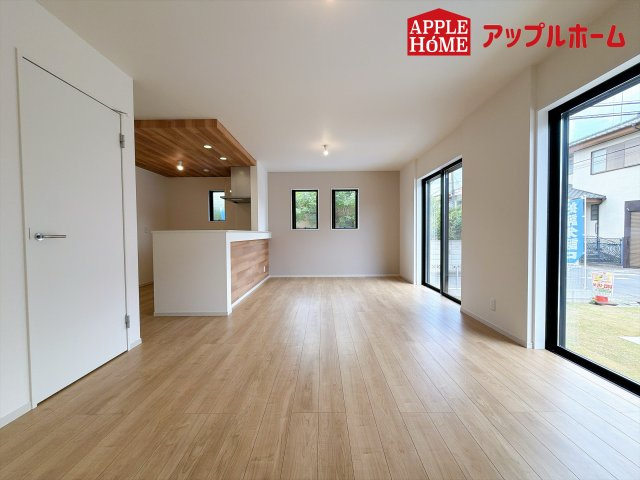 さいたま市北区別所町1期の居間・リビング|大きな窓のあるリビングは、陽光あふれる明るい空間です。居心地良く、ご家族皆がゆったり寛げる憩いの空間となりそうです。
