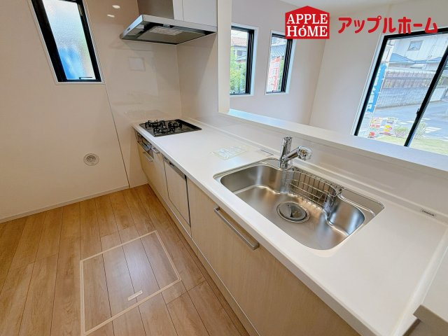 さいたま市北区別所町1期のキッチン|見栄えもよくお手入れもスムーズに出来ます。豊富な収納力もございますので、キッチンスペースをスッキリとお使い頂けそうです。