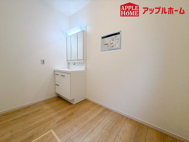 さいたま市北区別所町1期の独立洗面台|三面鏡付きの洗面化粧台ですので、たっぷりと収納いただけます。白を基調とした清潔感のある快適空間です。毎日の身支度も気持ち良くお使い頂けます！！