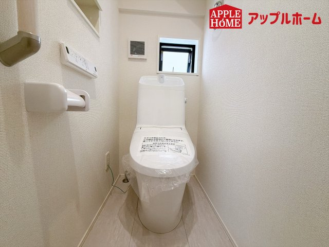 さいたま市奈良町10期のトイレ|温水洗浄器付き便座を標準装備してます♪窓付きで明るく、快適空間となっております。毎日使う場所だからこその配慮です。