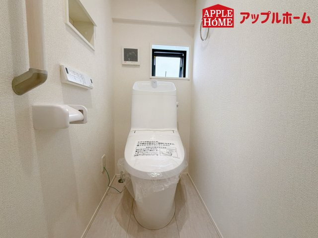 さいたま市奈良町10期のトイレ|温水洗浄器付き便座を標準装備してます♪窓付きで明るく、快適空間となっております。毎日使う場所だからこその配慮です。