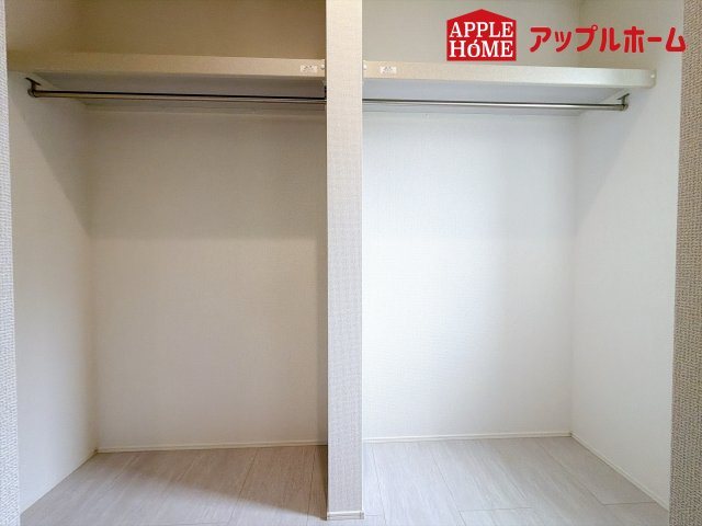 さいたま市奈良町10期の収納|お洋服を大切にされる方に大変喜ばれる、ウォークインクローゼット。お洋服以外にも掃除機やスーツケースなどを一箇所に集約できるのは魅力ですね！扉が一箇所ですので、お部屋の見た目にもスッキリ！