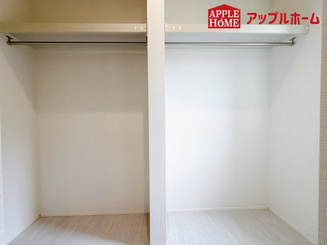さいたま市奈良町10期の収納|お洋服を大切にされる方に大変喜ばれる、ウォークインクローゼット。お洋服以外にも掃除機やスーツケースなどを一箇所に集約できるのは魅力ですね！扉が一箇所ですので、お部屋の見た目にもスッキリ！