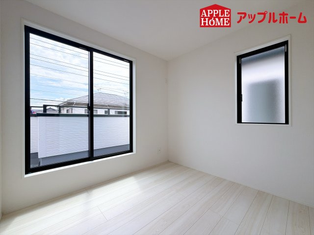 さいたま市奈良町10期の洋室|充分な広さの収納を備え、風通しも良く、大変居心地の良い採光良好な洋室は、快適空間。プライベートの時間もゆったりお寛ぎ頂けそうですね！