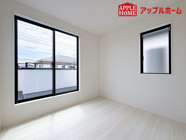 さいたま市奈良町10期の洋室|充分な広さの収納を備え、風通しも良く、大変居心地の良い採光良好な洋室は、快適空間。プライベートの時間もゆったりお寛ぎ頂けそうですね！