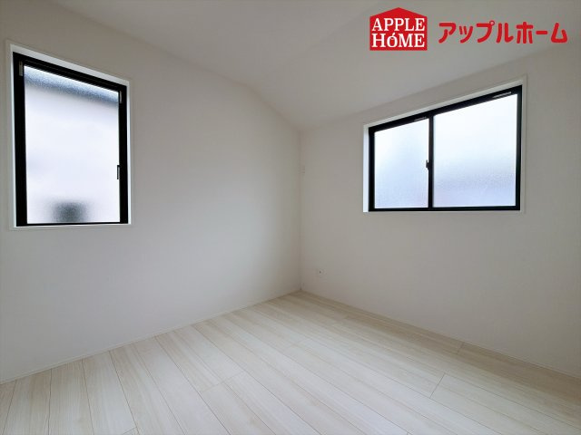 さいたま市奈良町10期の洋室|充分な広さの収納を備え、風通しも良く、大変居心地の良い採光良好な洋室は、快適空間。プライベートの時間もゆったりお寛ぎ頂けそうですね！