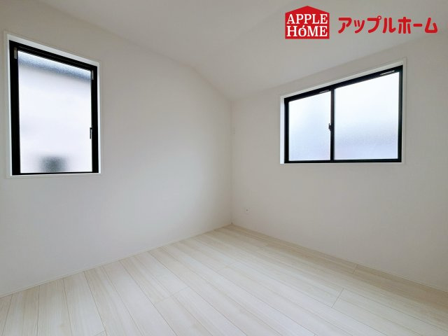 さいたま市奈良町10期の洋室|充分な広さの収納を備え、風通しも良く、大変居心地の良い採光良好な洋室は、快適空間。プライベートの時間もゆったりお寛ぎ頂けそうですね！