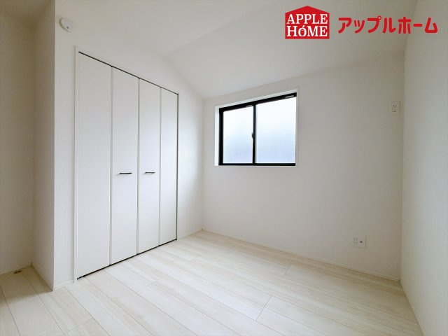 さいたま市奈良町10期の洋室|クローゼット付きの洋室は、収納スペースが豊富で部屋全体がすっきりと片付きやすいのが特徴です。衣類や荷物を整理しやすく、生活感を抑えた洗練された空間を保てます。