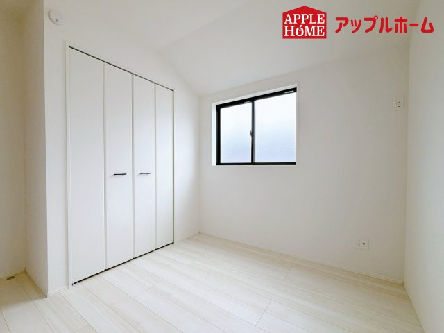 さいたま市奈良町10期の洋室|クローゼット付きの洋室は、収納スペースが豊富で部屋全体がすっきりと片付きやすいのが特徴です。衣類や荷物を整理しやすく、生活感を抑えた洗練された空間を保てます。