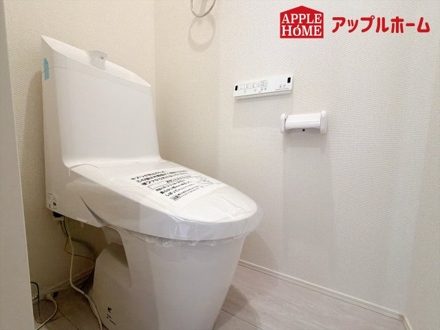 さいたま市奈良町10期のトイレ|温水洗浄器付き便座を標準装備してます♪窓付きで明るく、快適空間となっております。毎日使う場所だからこその配慮です。
