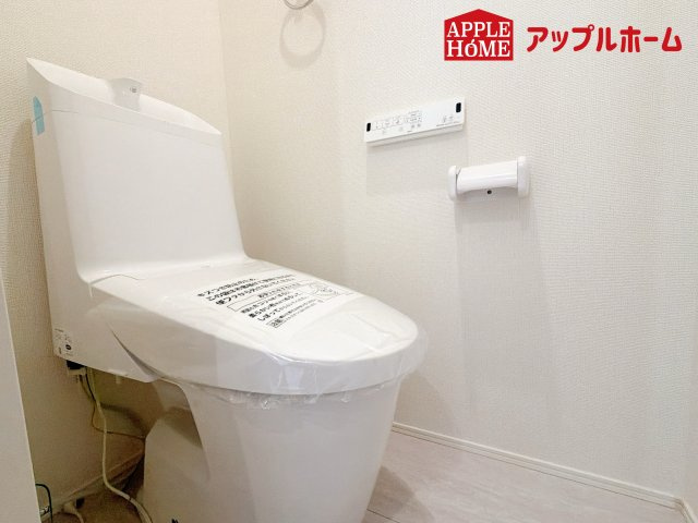 さいたま市奈良町10期のトイレ|温水洗浄器付き便座を標準装備してます♪窓付きで明るく、快適空間となっております。毎日使う場所だからこその配慮です。