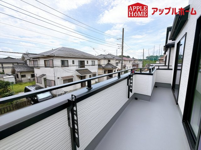 さいたま市奈良町10期のバルコニー|奥行を広めに取ったバルコニー♪家族分の洗濯物もしっかり干せます。日当たりも良く、毎日のお洗濯が楽しくなりそう♪