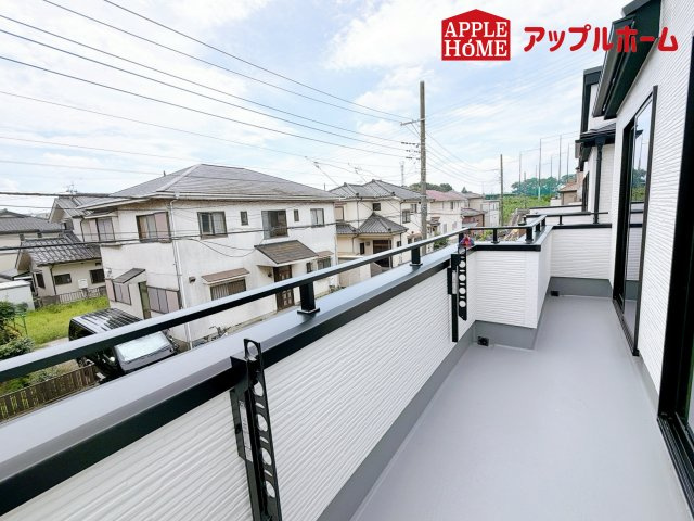 さいたま市奈良町10期のバルコニー|奥行を広めに取ったバルコニー♪家族分の洗濯物もしっかり干せます。日当たりも良く、毎日のお洗濯が楽しくなりそう♪