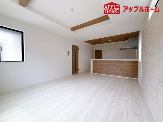 さいたま市奈良町10期の居間・リビング|明るい日差しがさすリビングは、家族の憩い空間。お庭を眺めながら、毎日話が弾みそうですね♪