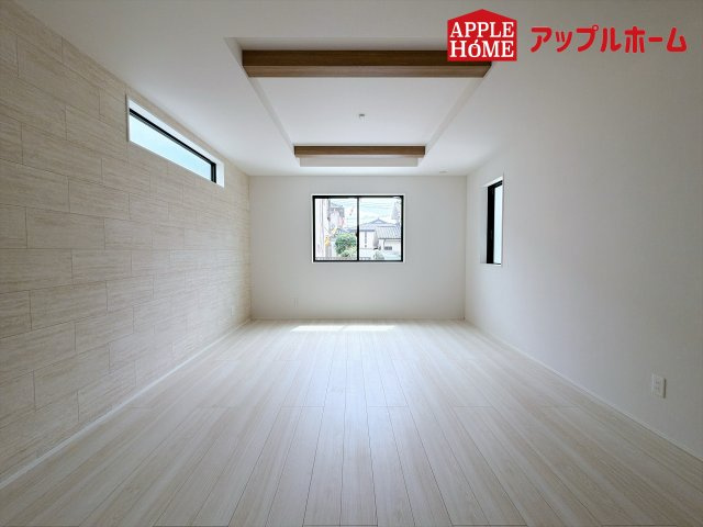 さいたま市奈良町10期の居間・リビング|大きな窓のあるリビングは、陽光あふれる明るい空間です。居心地良く、ご家族皆がゆったり寛げる憩いの空間となりそうです。