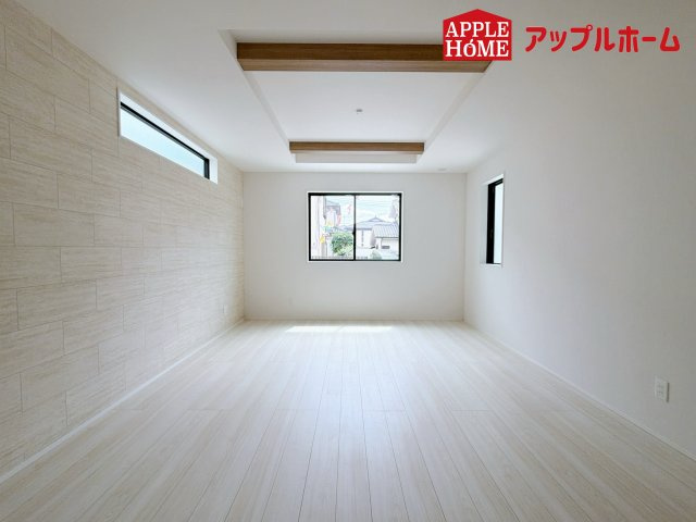 さいたま市奈良町10期の居間・リビング|大きな窓のあるリビングは、陽光あふれる明るい空間です。居心地良く、ご家族皆がゆったり寛げる憩いの空間となりそうです。