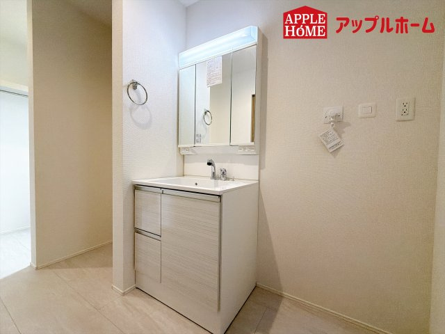 さいたま市奈良町10期の独立洗面台|三面鏡付きの洗面化粧台ですので、たっぷりと収納いただけます。白を基調とした清潔感のある快適空間です。毎日の身支度も気持ち良くお使い頂けます！！