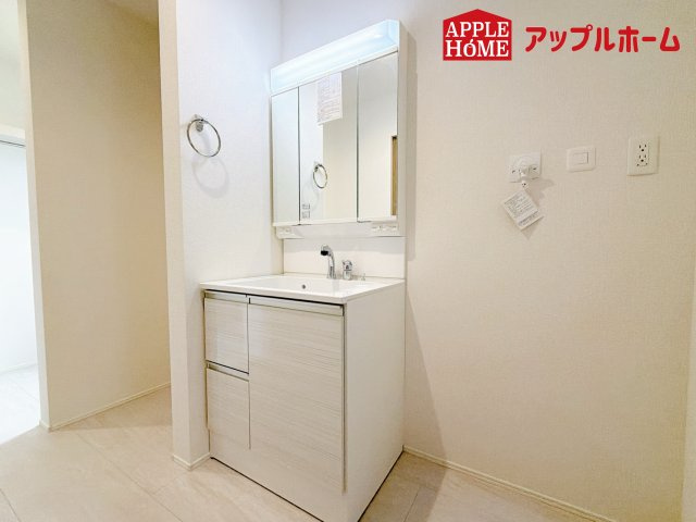 さいたま市奈良町10期の独立洗面台|三面鏡付きの洗面化粧台ですので、たっぷりと収納いただけます。白を基調とした清潔感のある快適空間です。毎日の身支度も気持ち良くお使い頂けます！！
