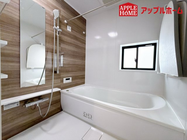さいたま市奈良町10期の浴室|窓付きのバスルームは、採光もあり明るく気持ちの良い空間です。窓があることで、換気環境も良好。掃除もスムーズに出来ます