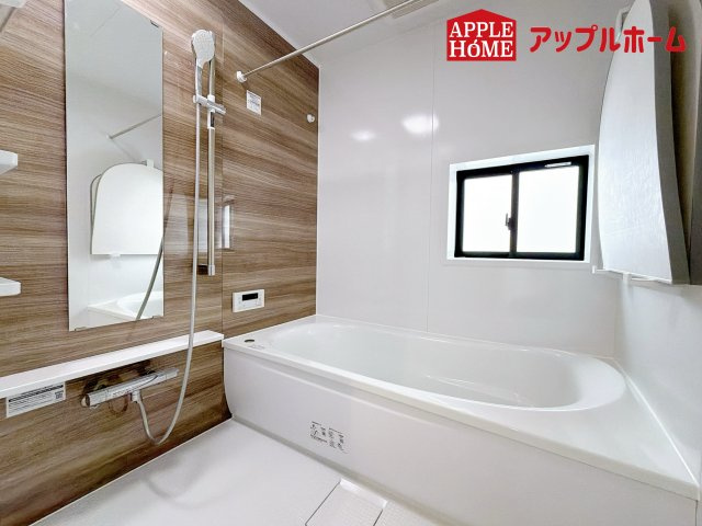 さいたま市奈良町10期の浴室|窓付きのバスルームは、採光もあり明るく気持ちの良い空間です。窓があることで、換気環境も良好。掃除もスムーズに出来ます