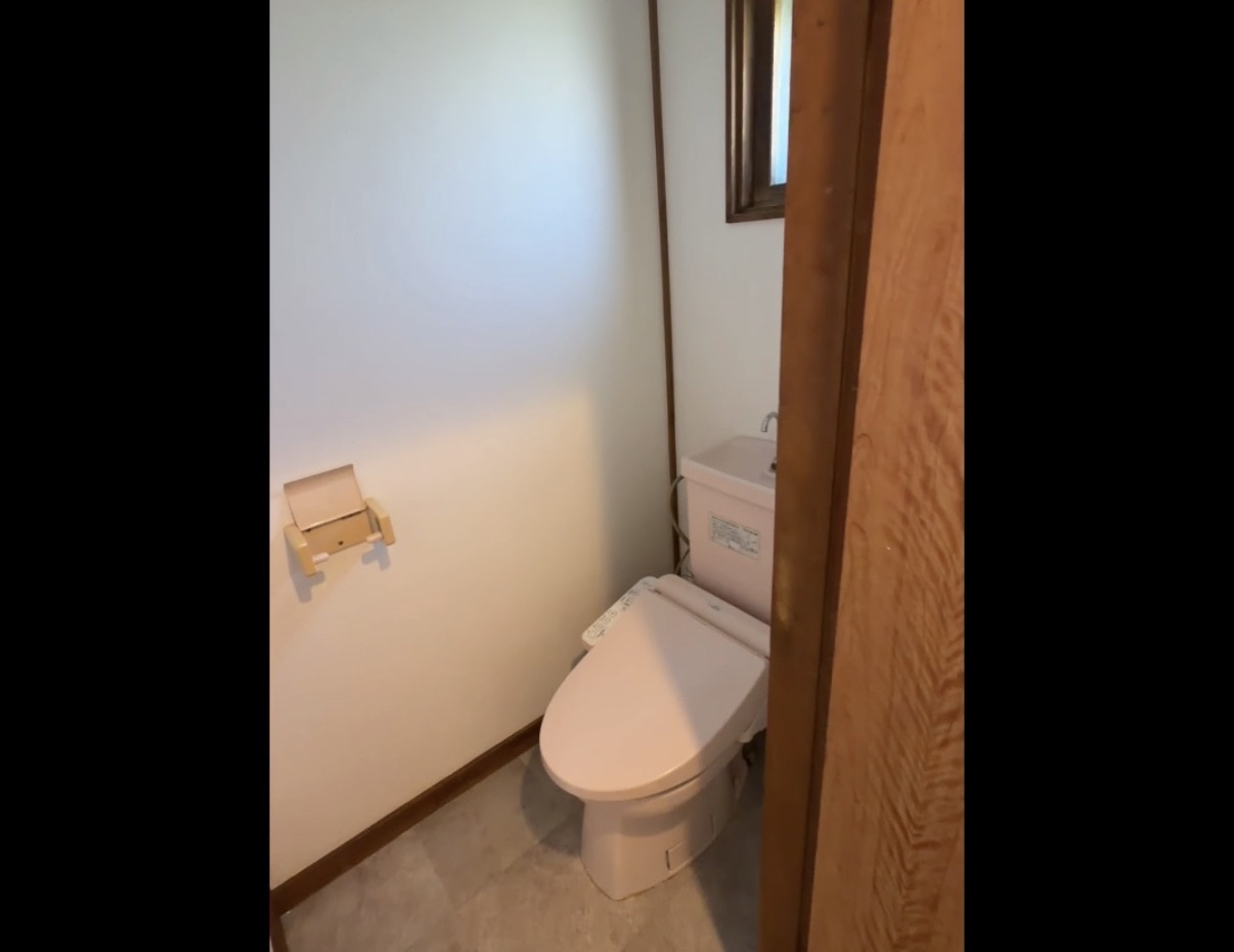 白老郡白老町萩野312-82戸建のトイレ