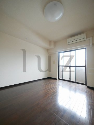 フェニックス新横濱エオールの居間・リビング|綺麗なフローリングのお部屋です！