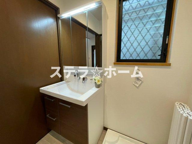 太田3 中古戸建の独立洗面台|朝の支度にも助かる、独立の洗髪洗面化粧台