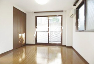 【居間・リビング】 | パインクレスト富士見台 | 洋室のお部屋です。