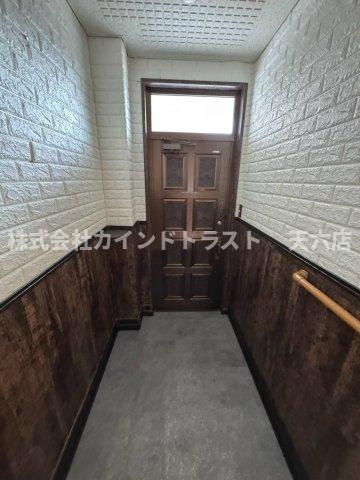 大阪市北区豊崎６丁目の一戸建てのエントランス|ゆとりのあるエントランスです
