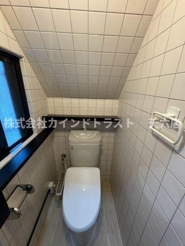 大阪市北区豊崎６丁目の一戸建てのトイレ|ゆったりとした空間のトイレです