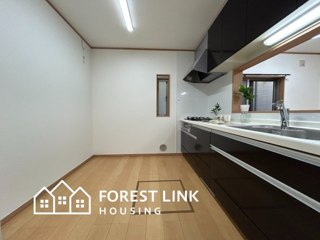 高見の里2　戸建のキッチン|キッチンスペースは広く確保されているため、冷蔵庫や食器棚を設置しても圧迫感が感じにくくなっております♪