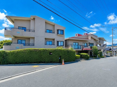 【外観】 | ナイスステージ戸塚舞岡　専用庭付き/オートロック/新耐震 | ◆住宅ローンのご相談や周辺環境のご案内も含め、ローンに詳しい、地元に詳しいスタッフがお出迎えさせていただきます。お気軽にご相談ください。