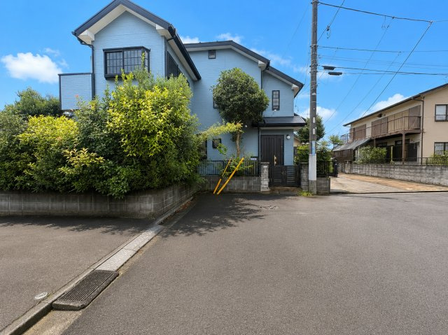 【前面道路含む現地写真】 | ◆麻生区上麻生5丁目　中古戸建◆ | ◆前面道路も幅員があり車の運転も安心！前面道路は閑静な住宅地。車通りの少ない道路です。お子様にも安心です。