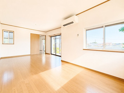 【居間・リビング】 | ◆麻生区上麻生5丁目　中古戸建◆ | ◆家族で食卓を囲むダイニングスペースと、ソファでゆったりくつろぐリビングスペースがしっかり区切られているので家具の配置や用途を使いわけしやすいです。