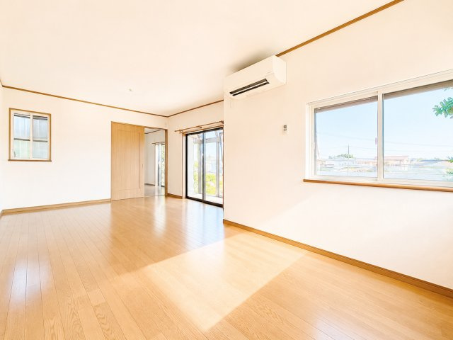 【居間・リビング】 | ◆麻生区上麻生5丁目　中古戸建◆ | ◆家族で食卓を囲むダイニングスペースと、ソファでゆったりくつろぐリビングスペースがしっかり区切られているので家具の配置や用途を使いわけしやすいです。