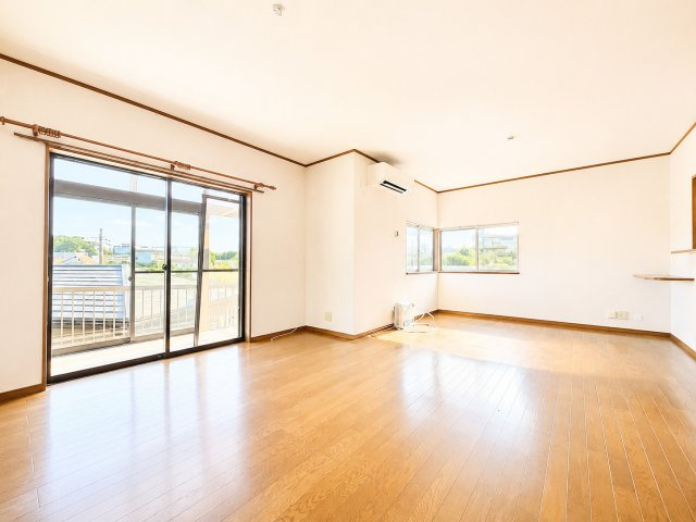 【居間・リビング】 | ◆麻生区上麻生5丁目　中古戸建◆ | ◆リビングは一日中太陽の光が射し込みます。家族が集まる空間は、自然と笑顔が溢れます！