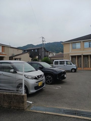 【駐車場】 | ビーネ　Ⅱ | 駐車場があるので、車を買う予定の方も安心です