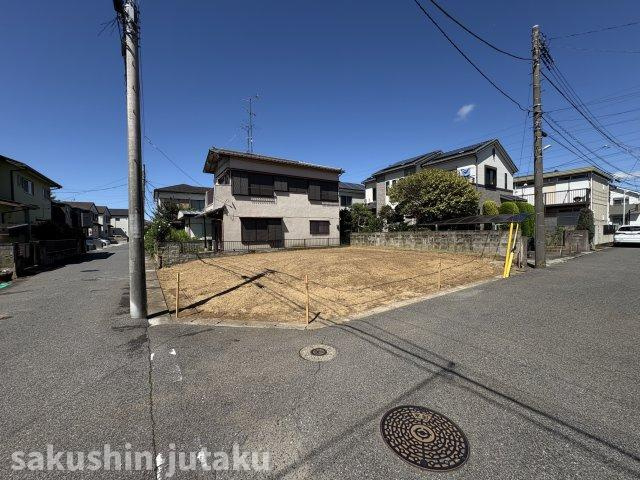 松が丘１丁目　売地の前面道路含む現地写真|松が丘１丁目　売地　建築条件なし　丁度い４３坪　東南×南西公道面角地　更地渡し