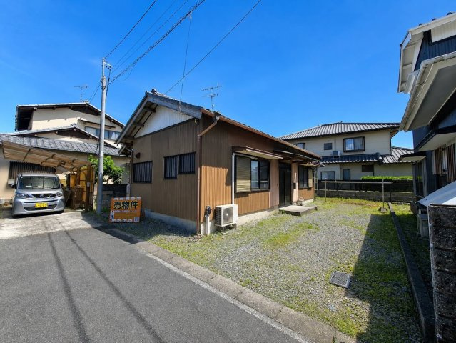 売中古戸建　藤枝市与左衛門の前面道路含む現地写真|敷地が広く、ゆったりと暮らすことができます。