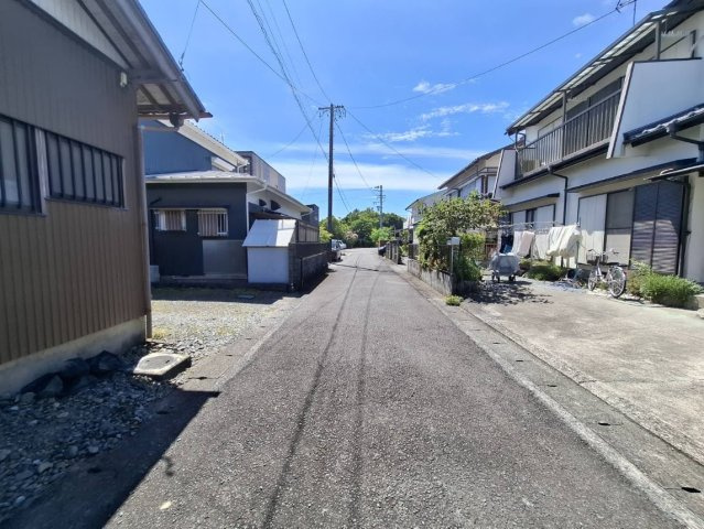 売中古戸建　藤枝市与左衛門の前面道路含む現地写真|前面道路も十分な広さがあります