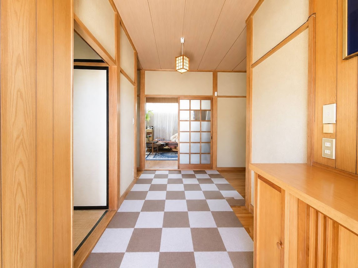 売中古戸建　藤枝市与左衛門の玄関|南向きなので、日当たりがよいですね。