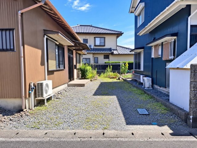 売中古戸建　藤枝市与左衛門の駐車場|駐車スペースに余裕がありますね。