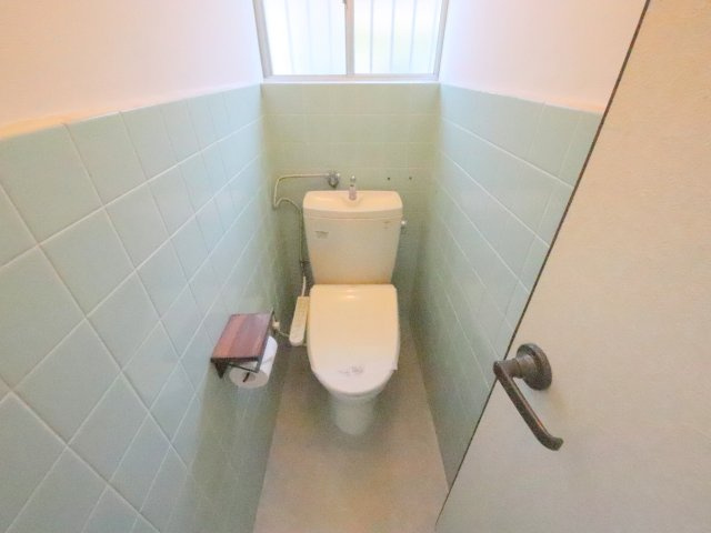 生駒市俵口町の一戸建てのトイレ