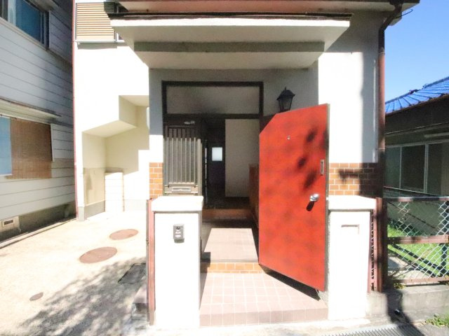 生駒市俵口町の一戸建てのエントランス