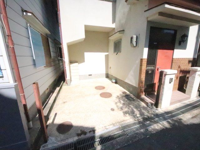 生駒市俵口町の一戸建ての駐車場