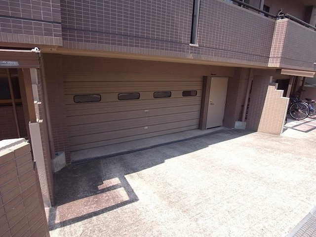 メゾンドカルム住吉の駐車場