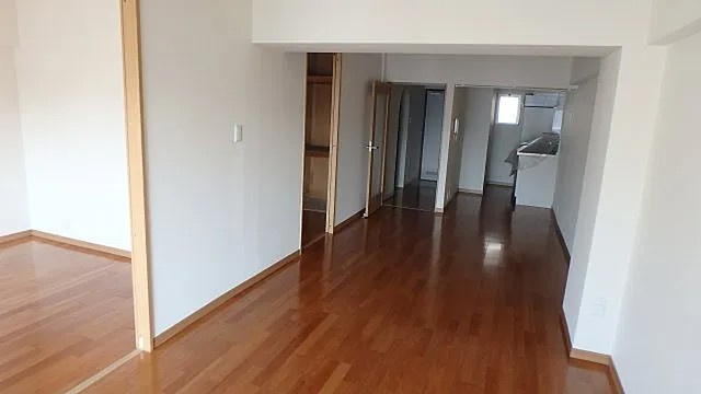 神戸市東灘区岡本４丁目の賃貸マンションの居間・リビング