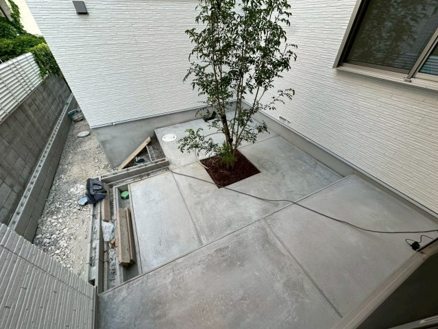芦屋市翠ケ丘町のアパートの庭