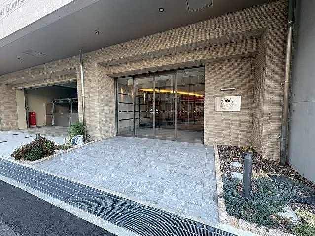神戸市中央区古湊通２丁目の賃貸マンションのエントランス