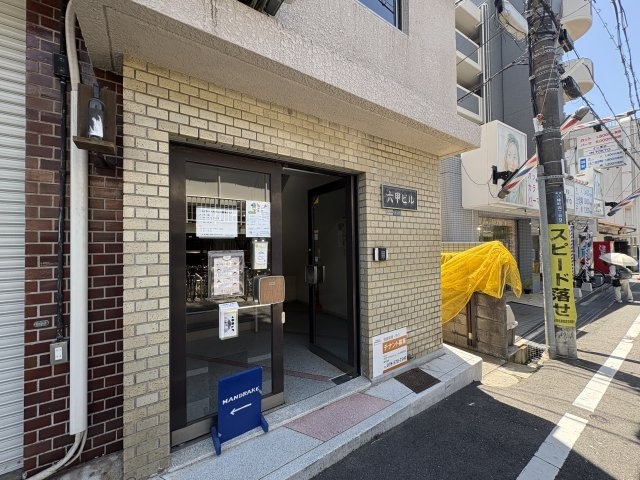 神戸市灘区八幡町４丁目の賃貸マンションのエントランス